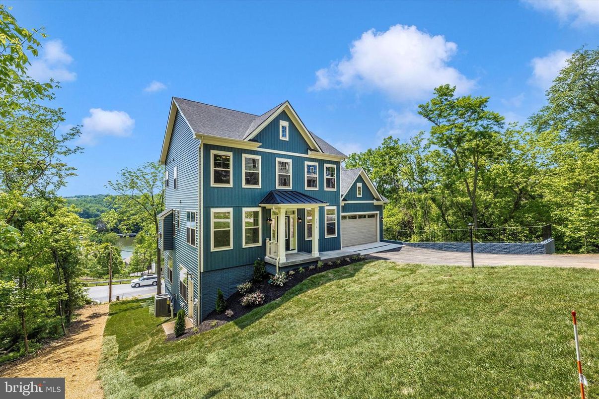 Attached, Backyard, Exterior, Facade, Tennis Courts, Queen Anne Victorian