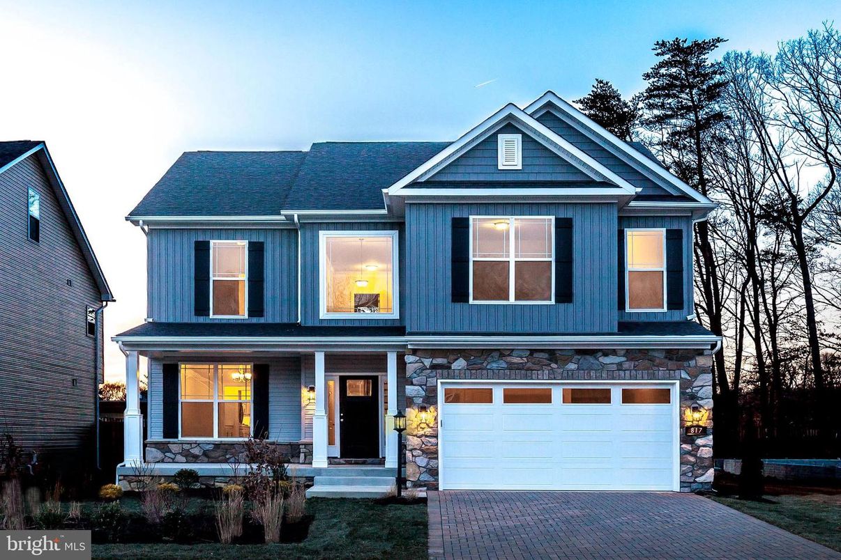 Attached, Exterior, Facade, Farmhouse