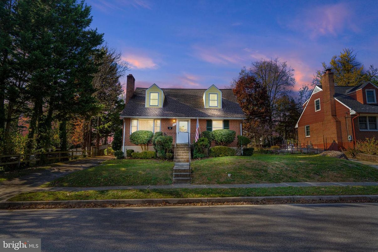 Exterior, Facade, Brick Facade, Cape Cod