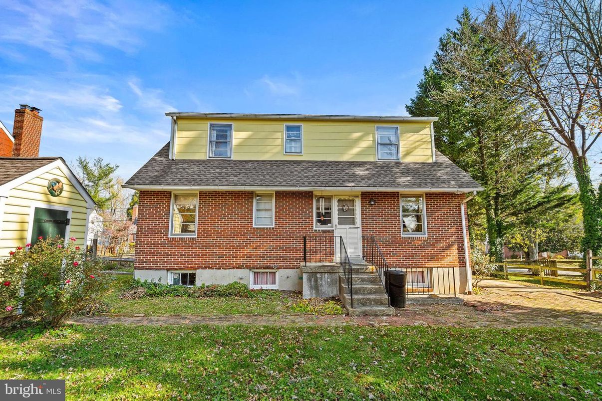 Exterior, Facade, Brick Facade, Cape Cod