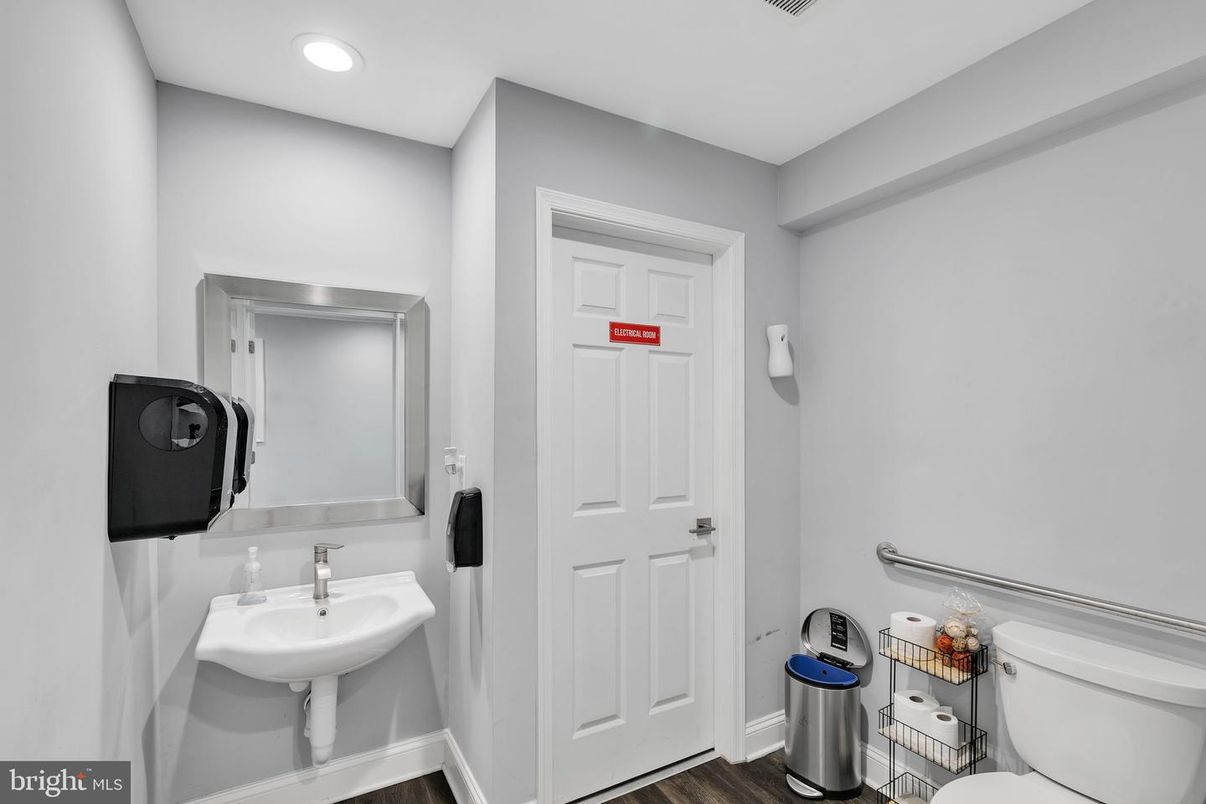 Bathroom, Interior, Recessed Lighting, Wood Texture Flooring