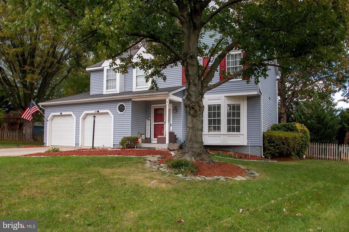 Attached, Exterior, Facade, Cape Cod