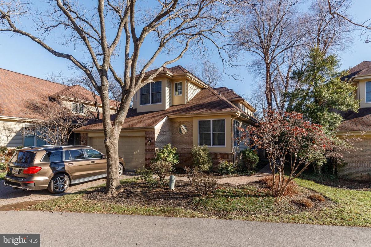 Attached, Exterior, Facade, Brick Facade, Queen Anne Victorian