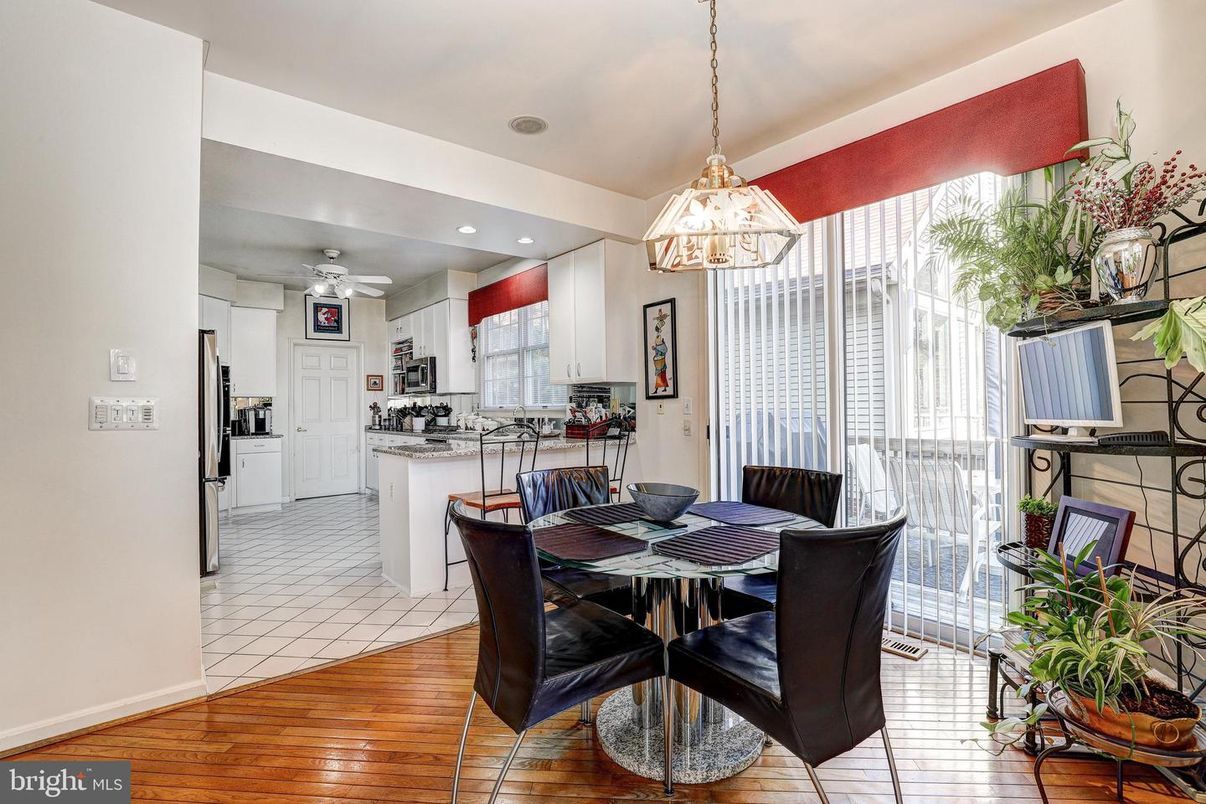 Dining room, Interior, Kitchen, Pendant Lights, Recessed Lighting, Wood Texture Flooring