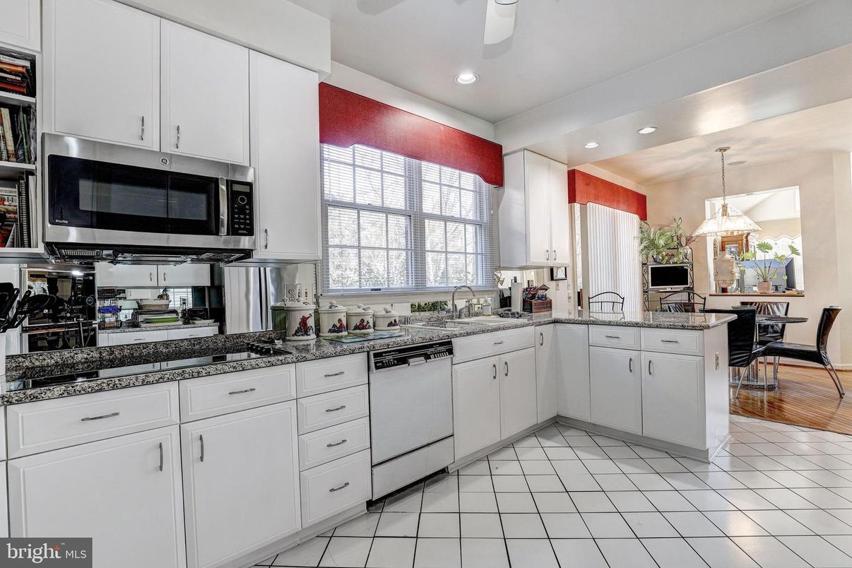 Dining room, Interior, Kitchen, Pendant Lights, Recessed Lighting, Stainless Steel Appliances
