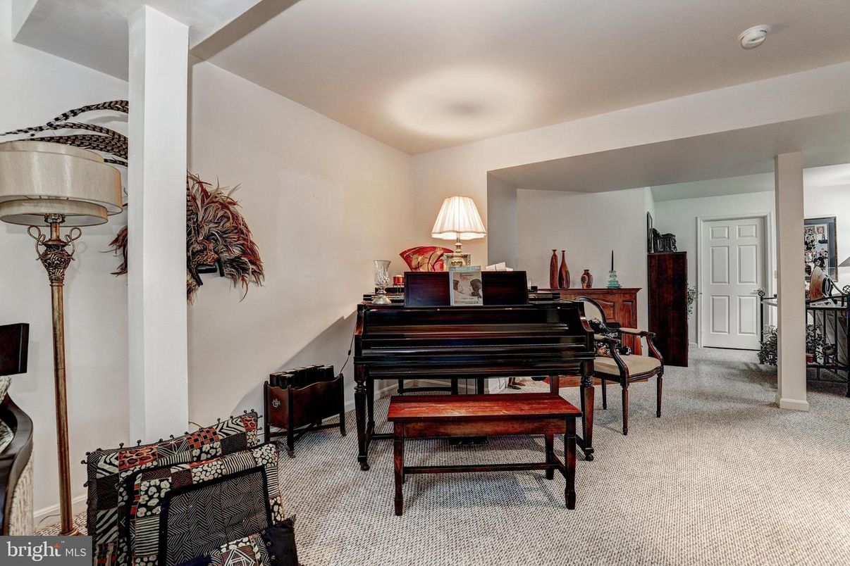 Interior, Piano