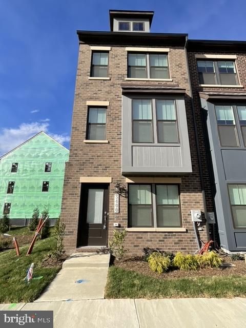 Exterior, Facade, Brick Facade, Rowhouse