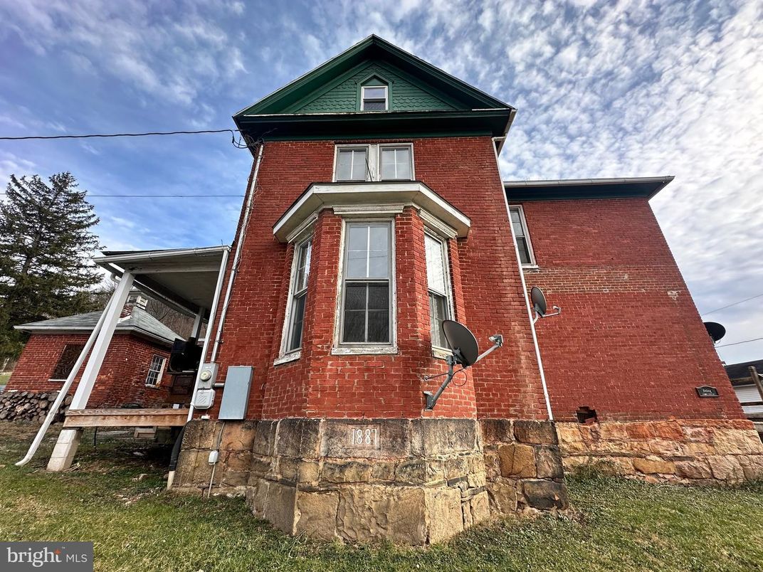 Exterior, Facade, Brick Facade, Queen Anne Victorian
