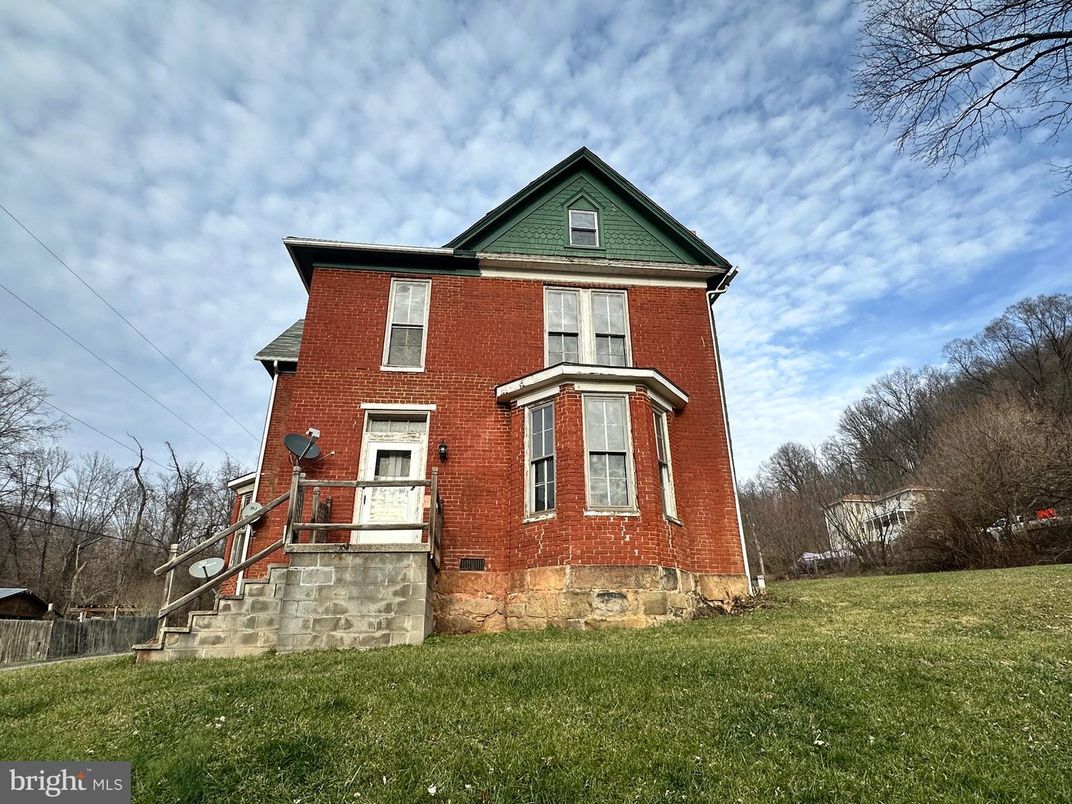 Exterior, Facade, Brick Facade, Queen Anne Victorian