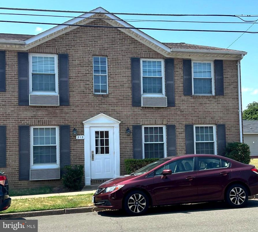 Exterior, Facade, Brick Facade, Georgian
