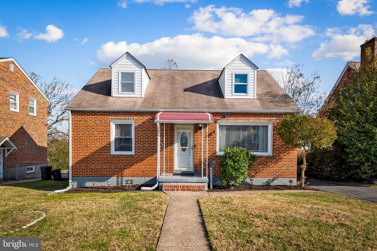 Exterior, Facade, Brick Facade, Cape Cod