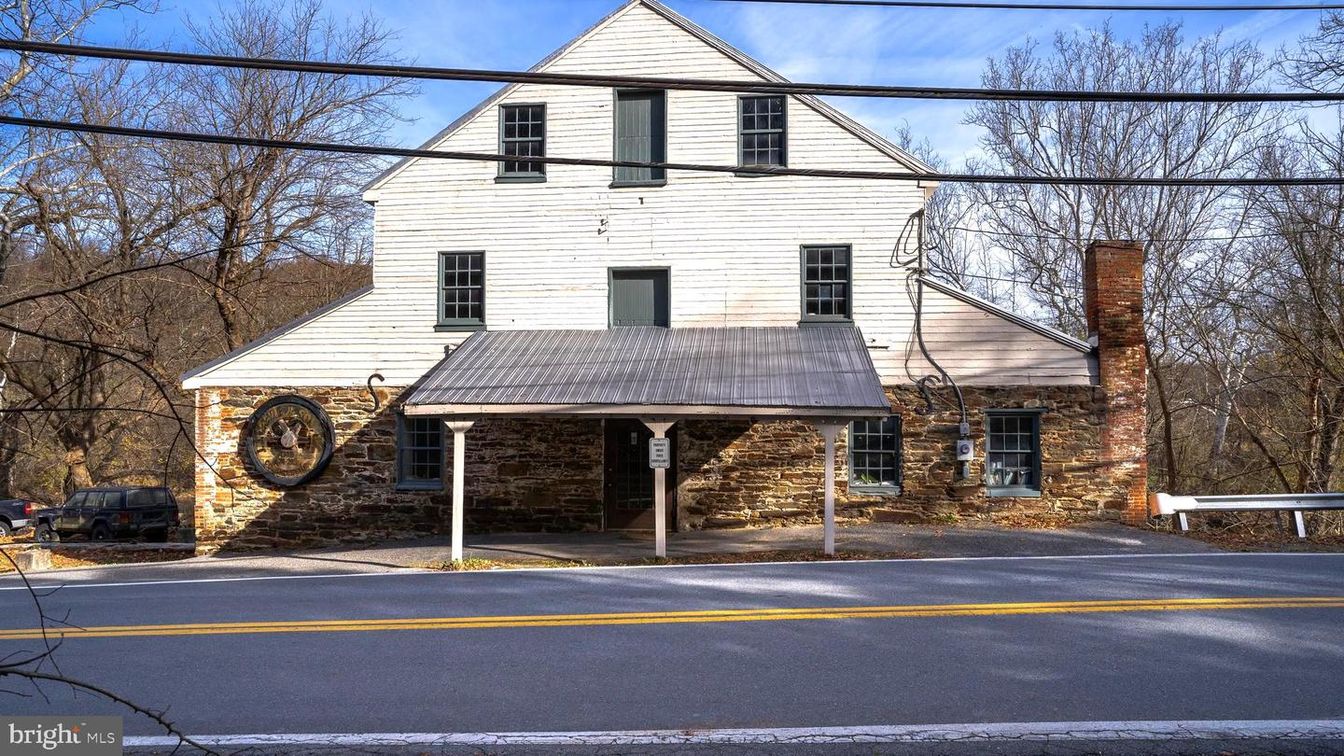 Exterior, Facade, Farmhouse