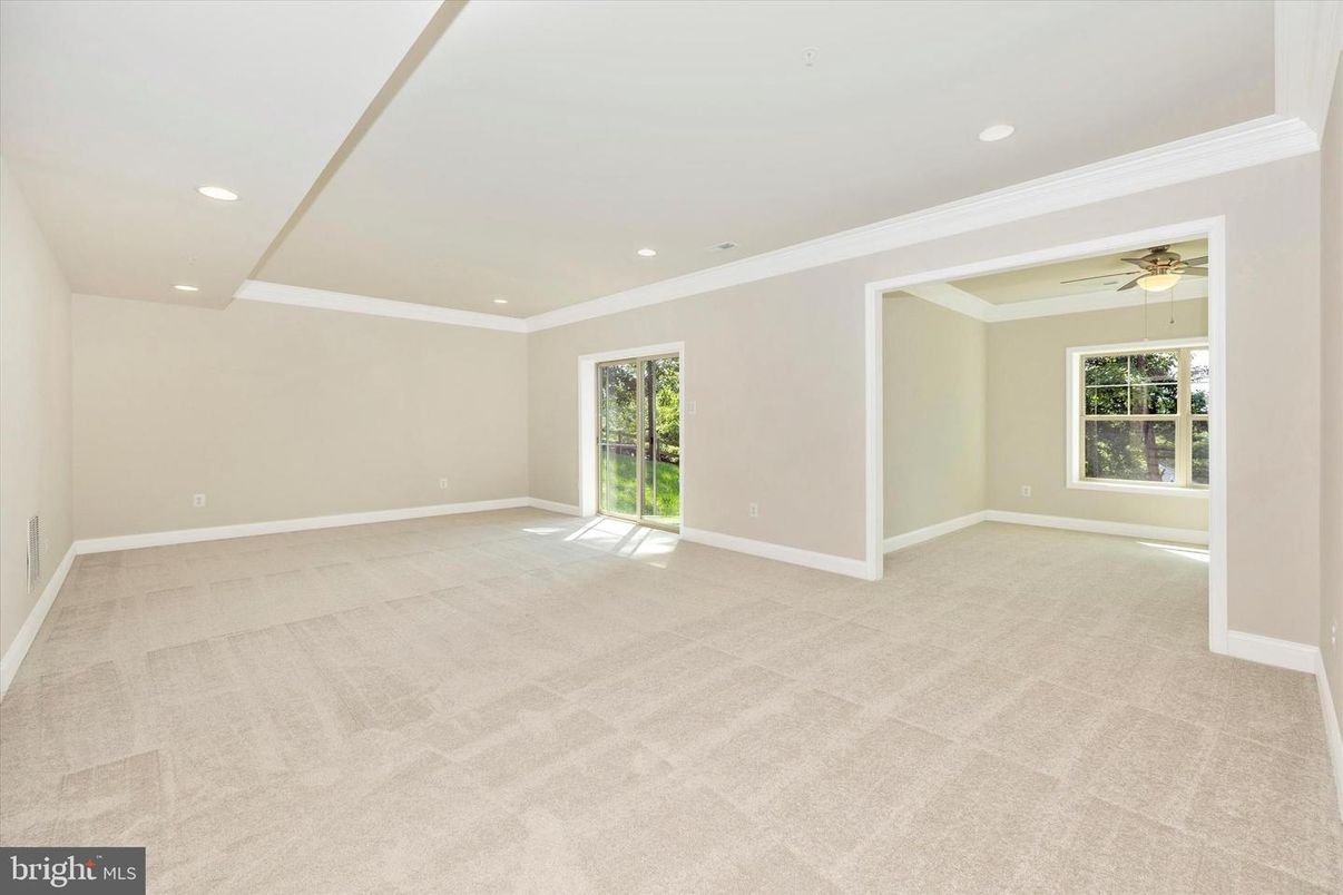 Empty room, Interior, Recessed Lighting