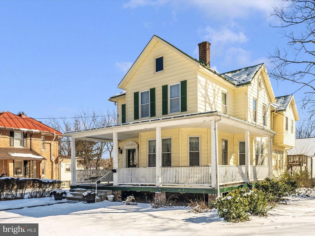 Exterior, Facade, Queen Anne Victorian