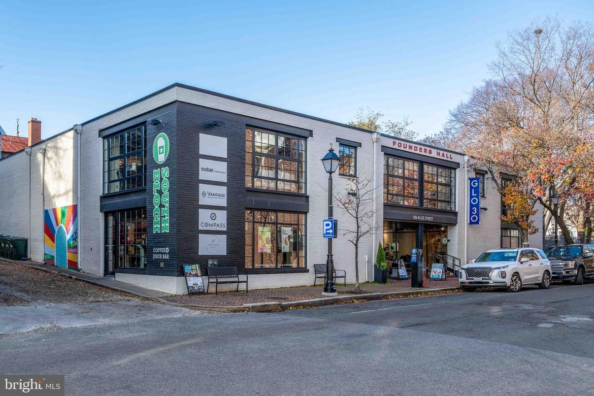 Exterior, Facade, Rowhouse