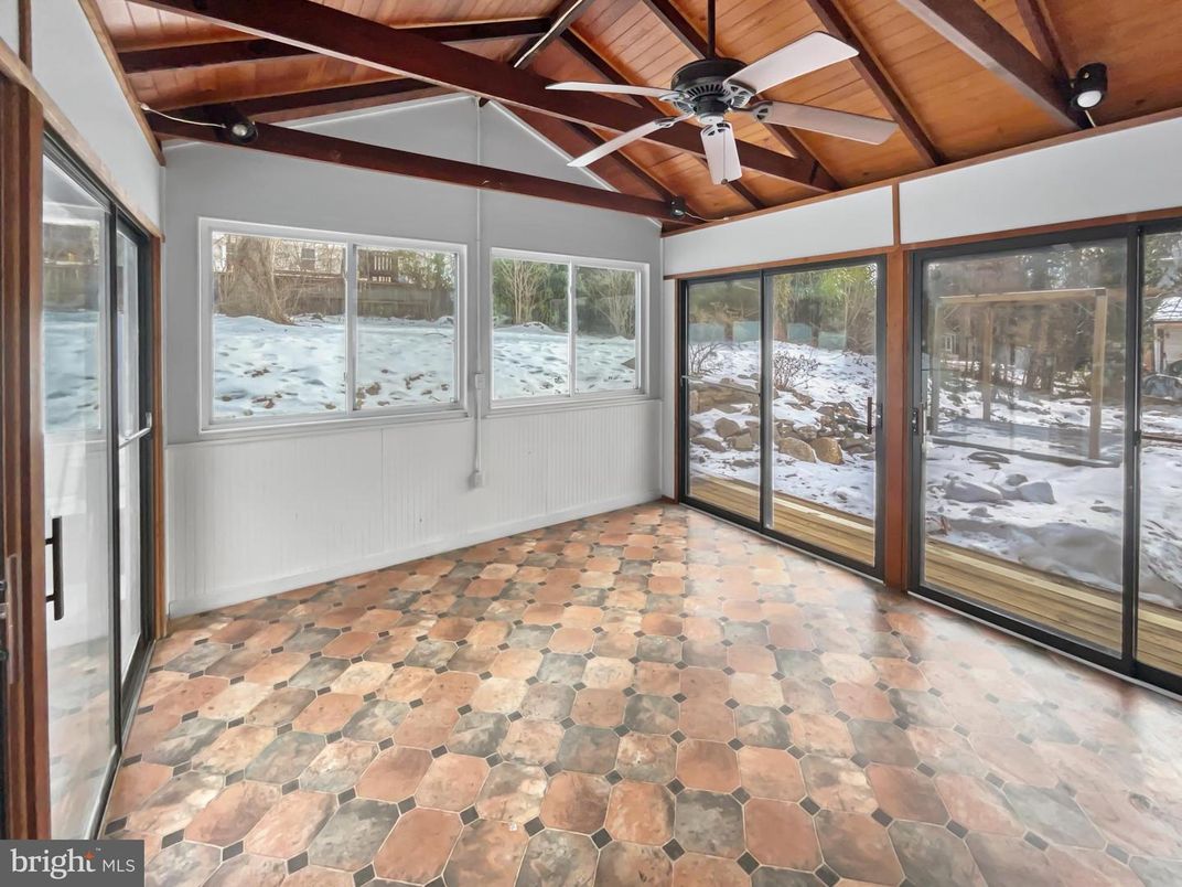 Empty room, Interior, Sun Room, Wooden Beams, Wooden Ceilings
