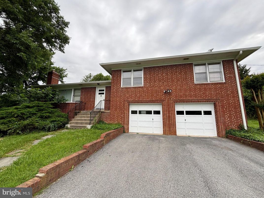Attached, Exterior, Facade, Brick Facade, Split Level