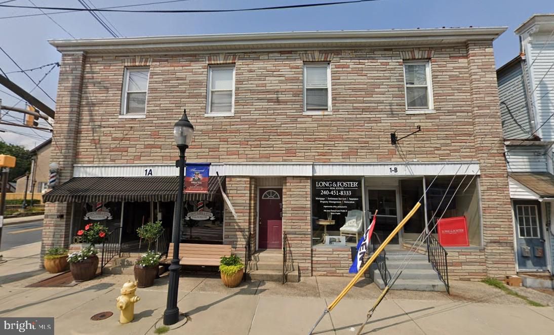 Exterior, Facade, Brick Facade, Rowhouse