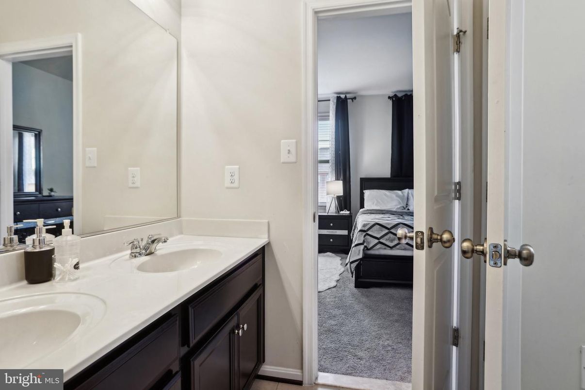 Bathroom, Bedroom, Dual Sink Vanities, Interior