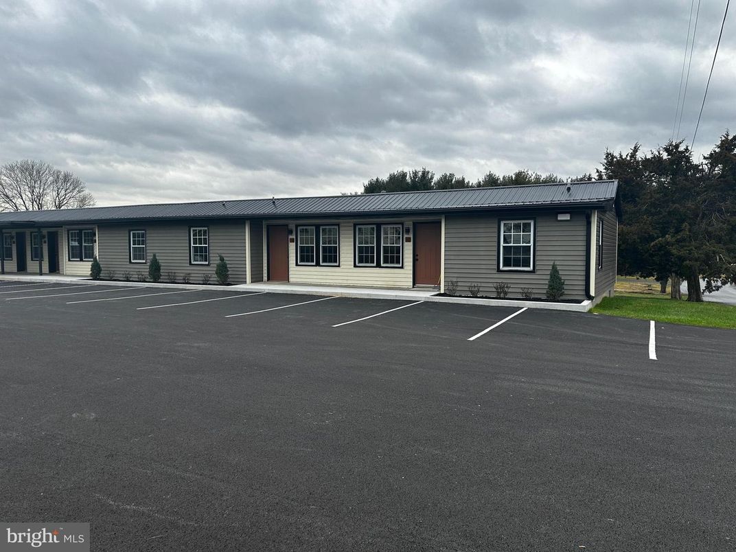 Exterior, Facade, Ranch