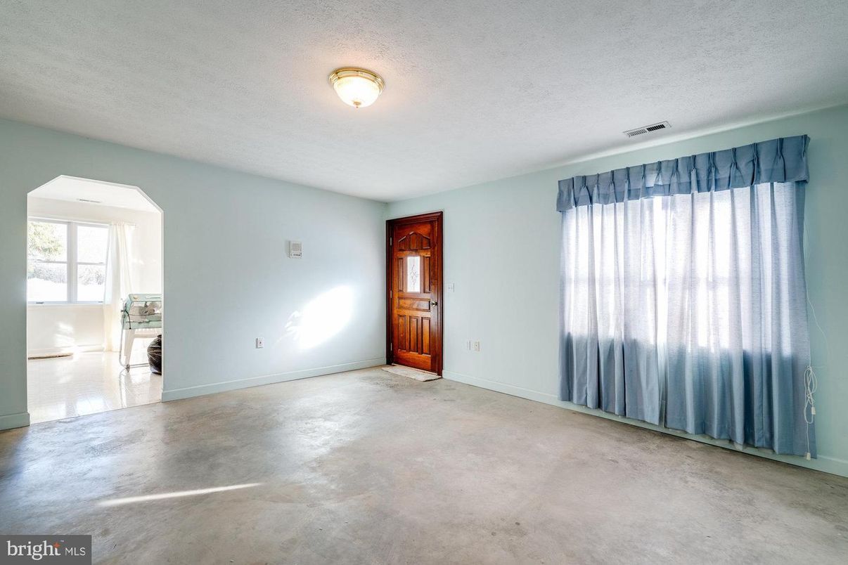 Empty room, Interior