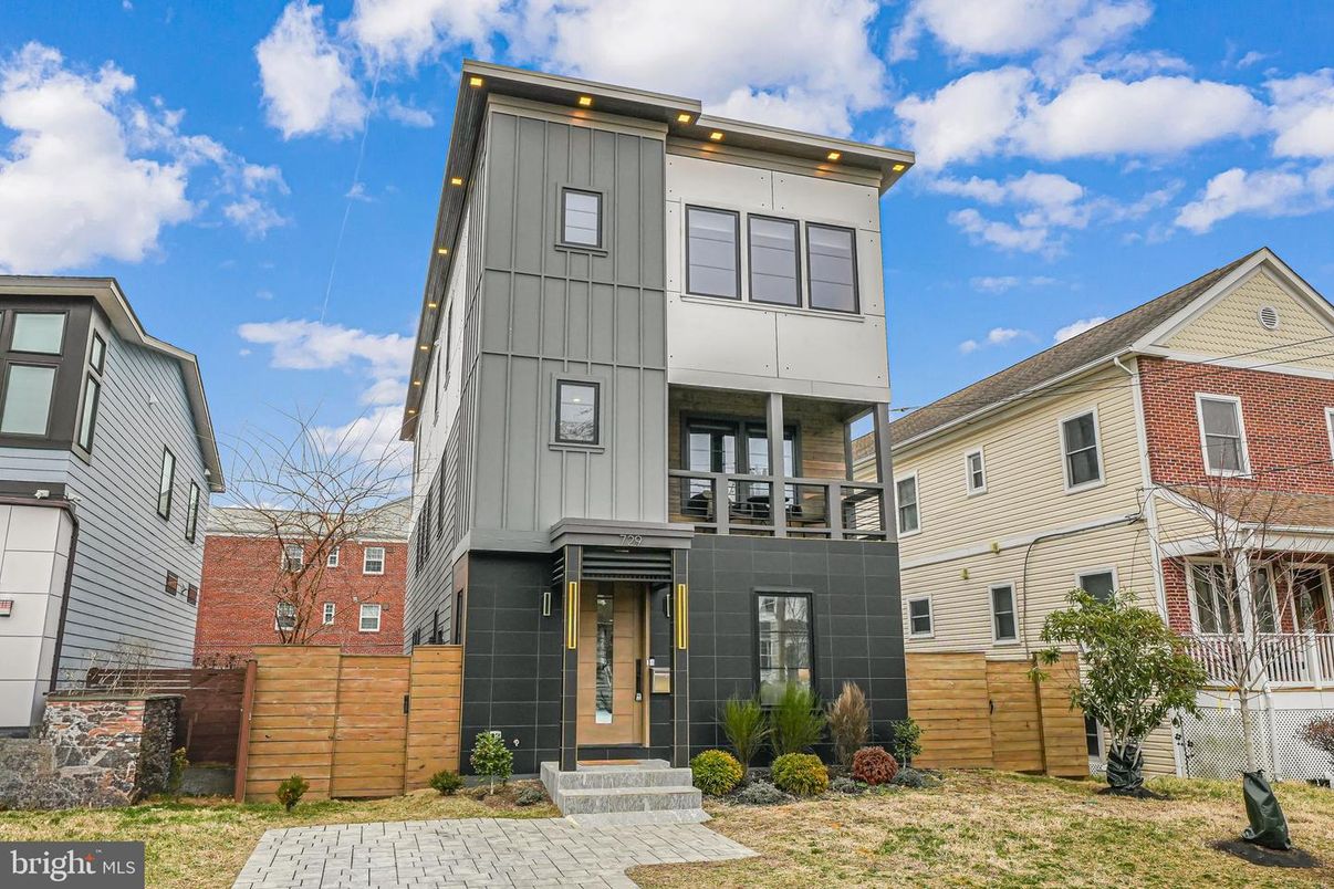 Exterior, Facade, Rowhouse