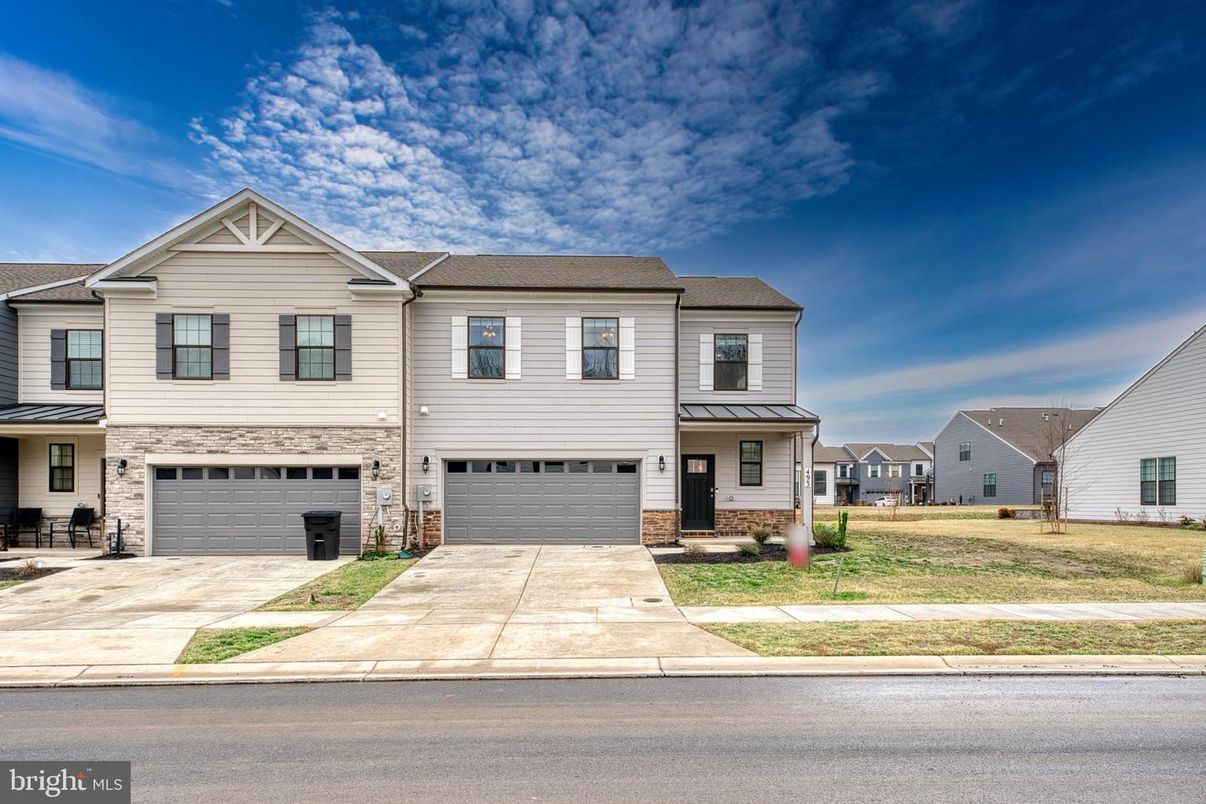 Attached, Exterior, Facade, Rowhouse