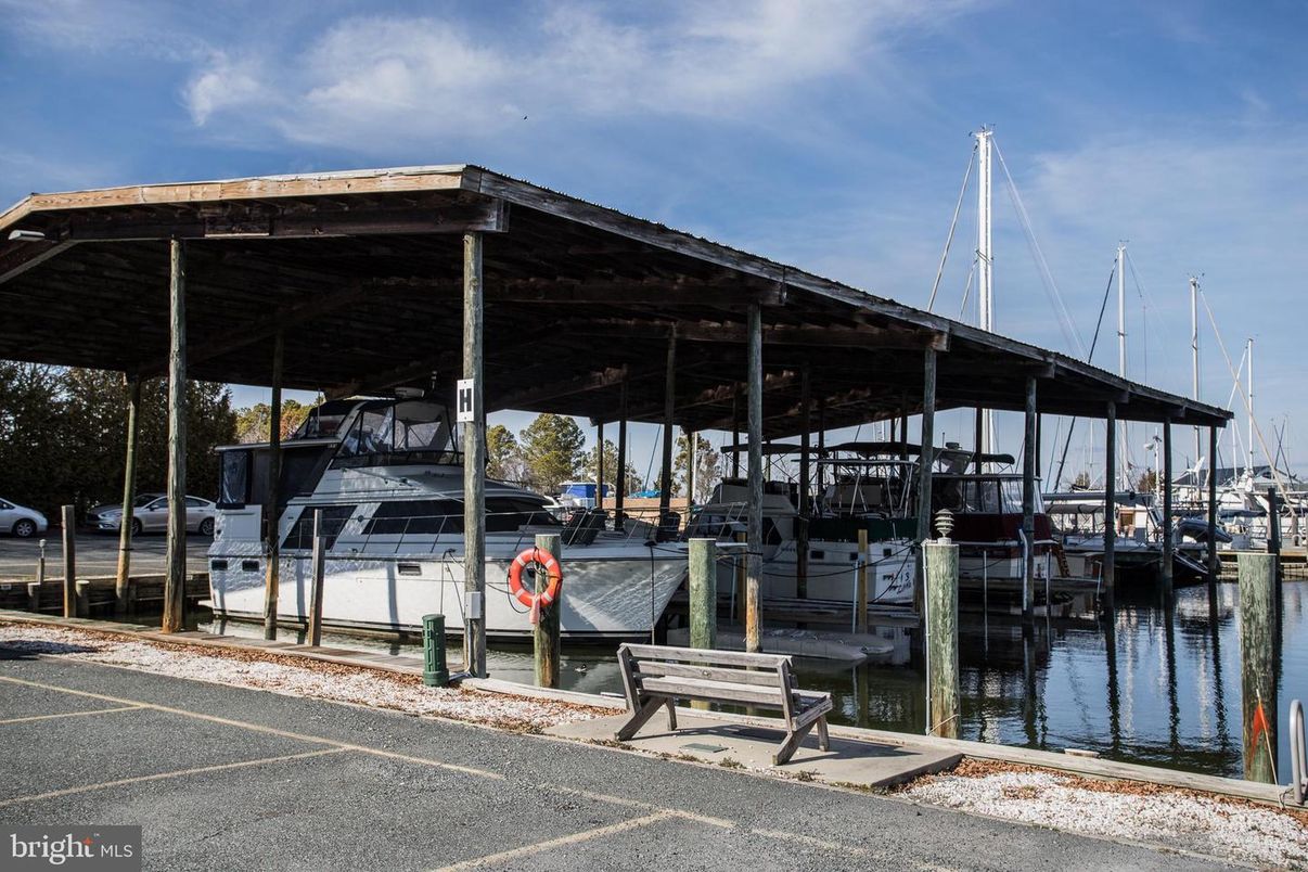 Exterior, Lake
