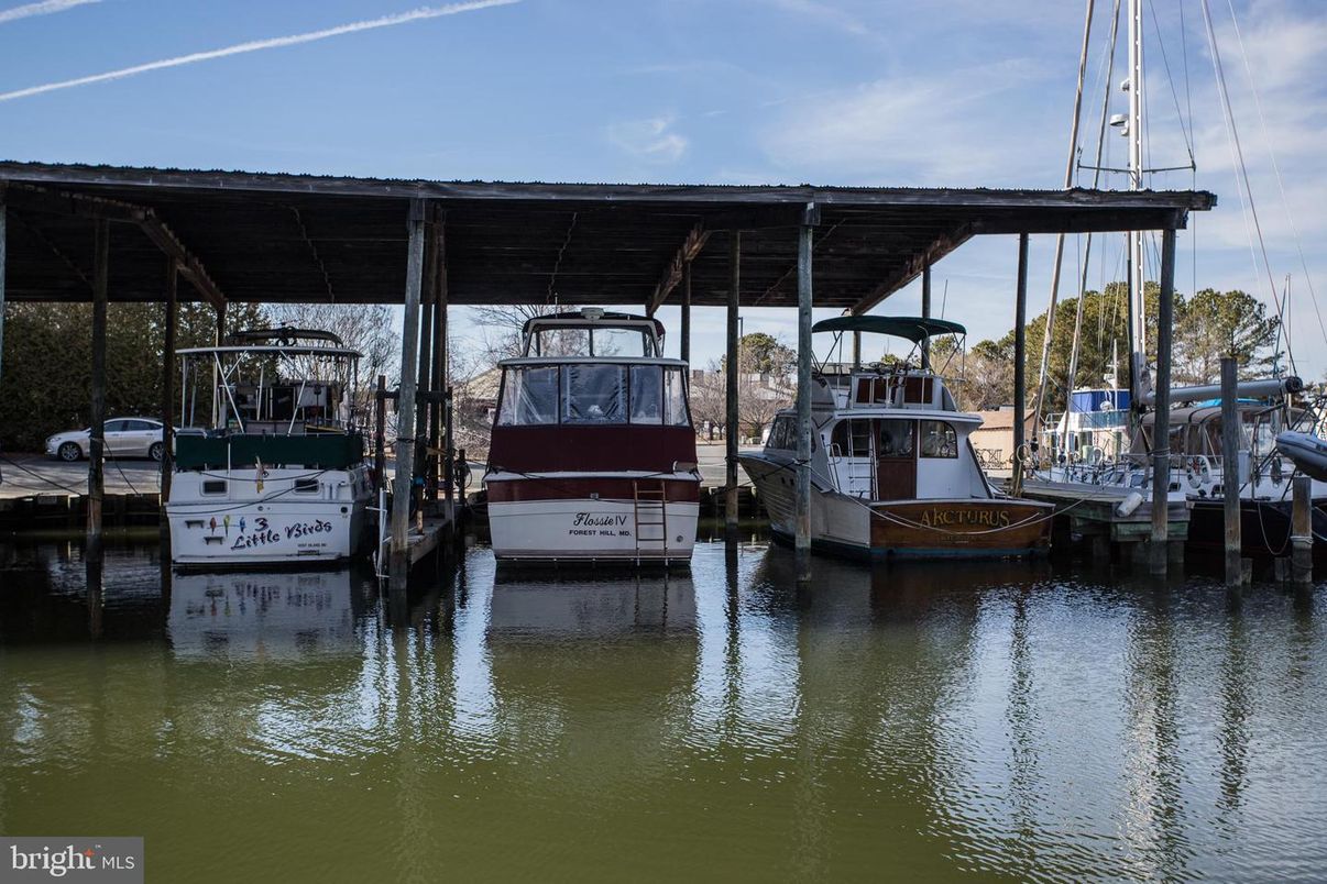 Exterior, Lake