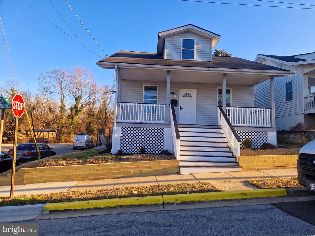Exterior, Facade, American Foursquare