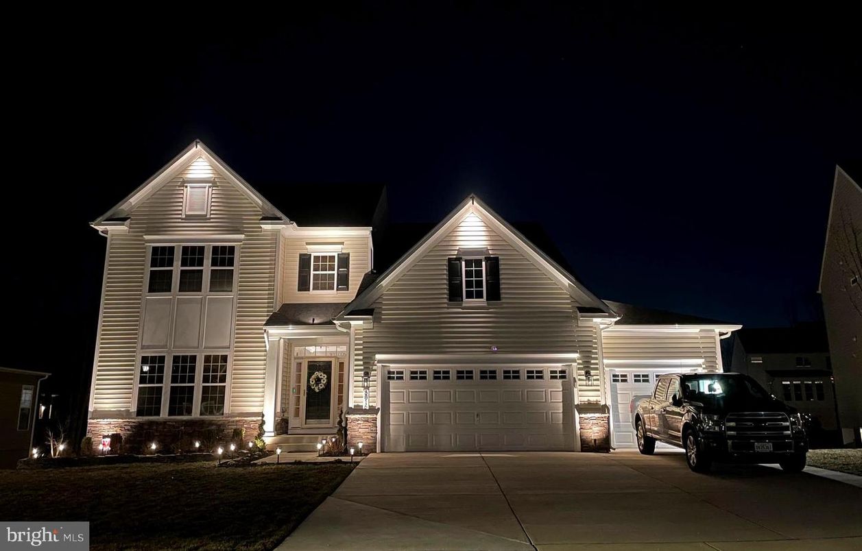 Attached, Exterior, Facade, Farmhouse