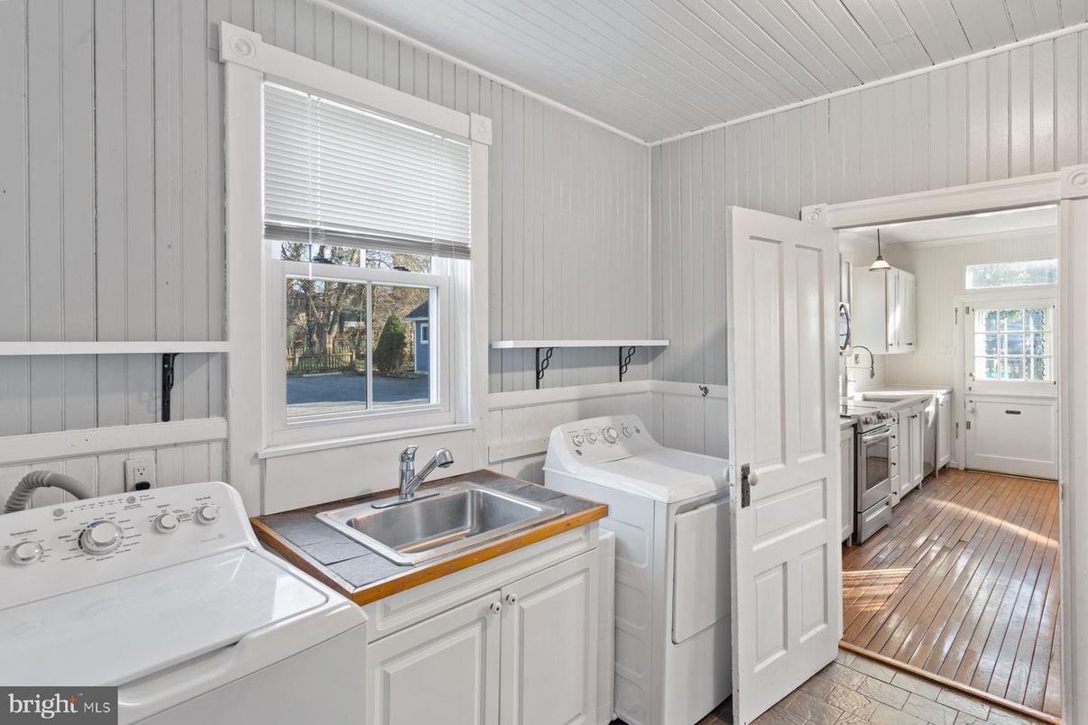 Interior, Pendant Lights, Washer, Wood Texture Flooring