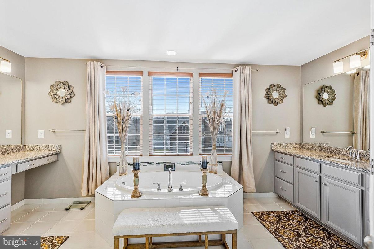 Bathroom, Dual Sink Vanities, Interior, Recessed Lighting