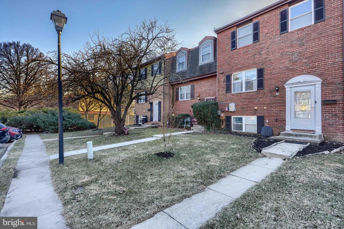Exterior, Facade, Brick Facade, Rowhouse