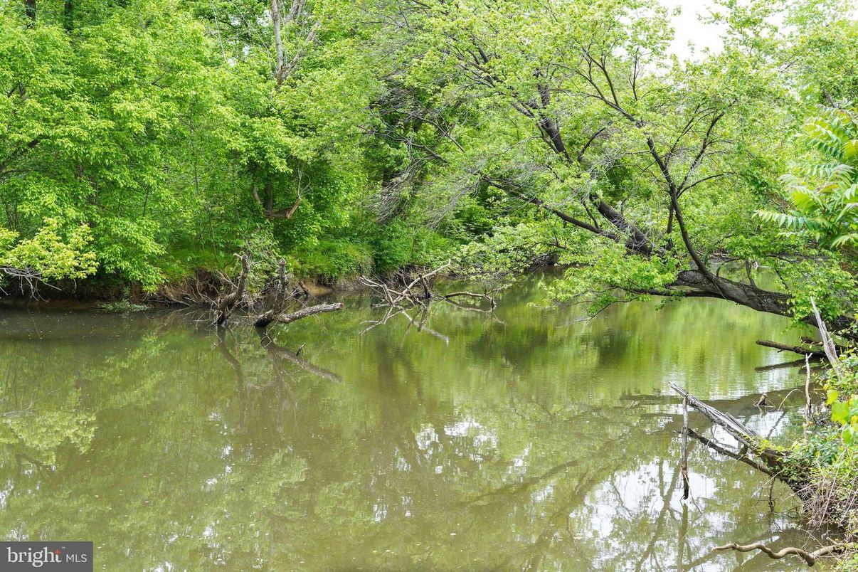 Exterior, Lake