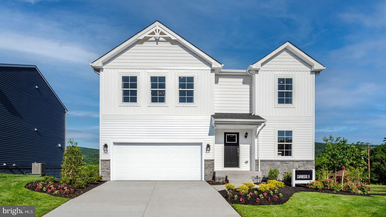 Attached, Exterior, Facade, Farmhouse