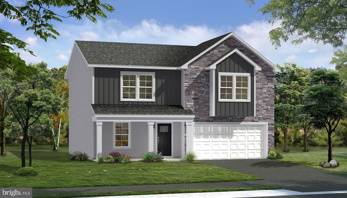 Attached, Exterior, Facade, Farmhouse