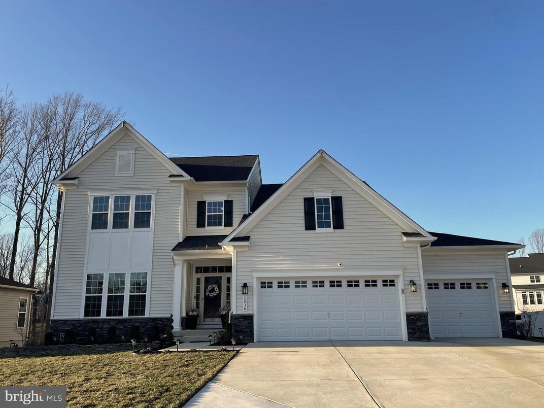 Attached, Exterior, Facade, Farmhouse