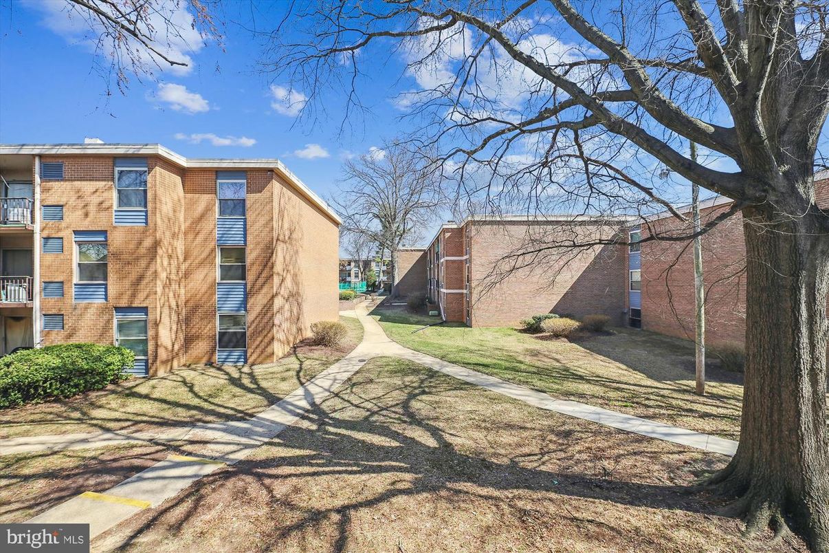 Exterior, Facade, Brick Facade, Rowhouse