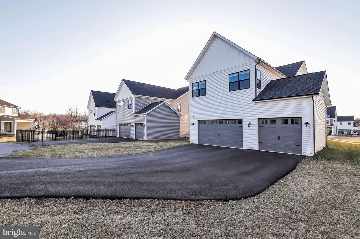 Attached, Exterior, Facade, Farmhouse