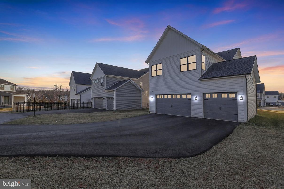 Attached, Exterior, Facade, Farmhouse