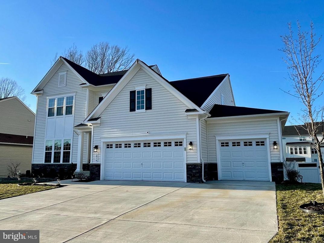 Attached, Exterior, Facade, Farmhouse