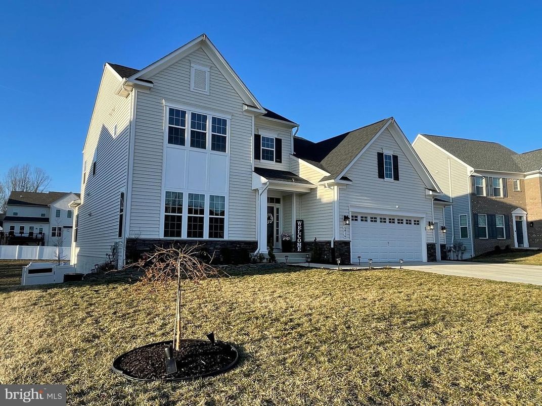 Attached, Exterior, Facade, Farmhouse