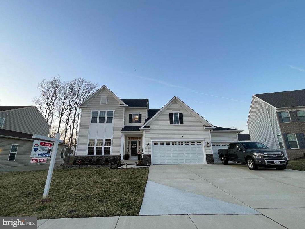 Attached, Exterior, Facade, Farmhouse