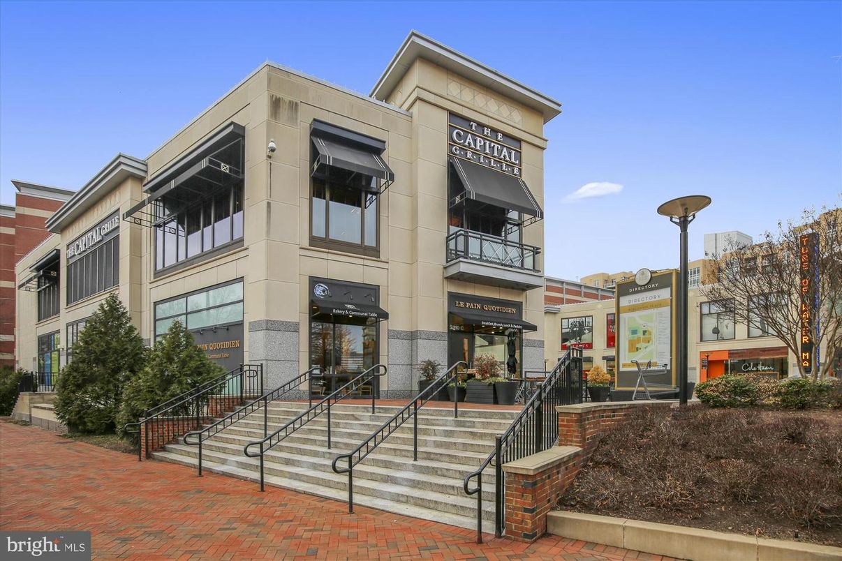 Exterior, Facade, Modern