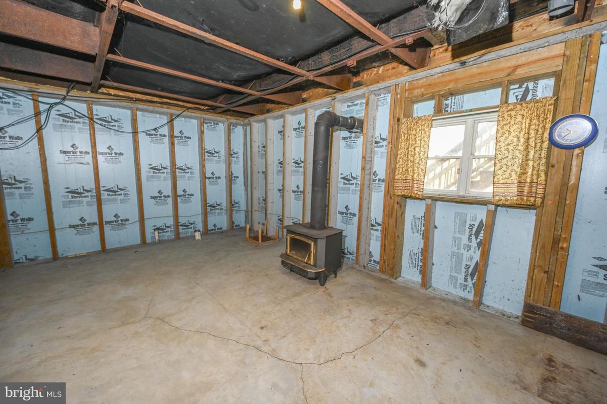 Empty room, Interior, Wooden Beams