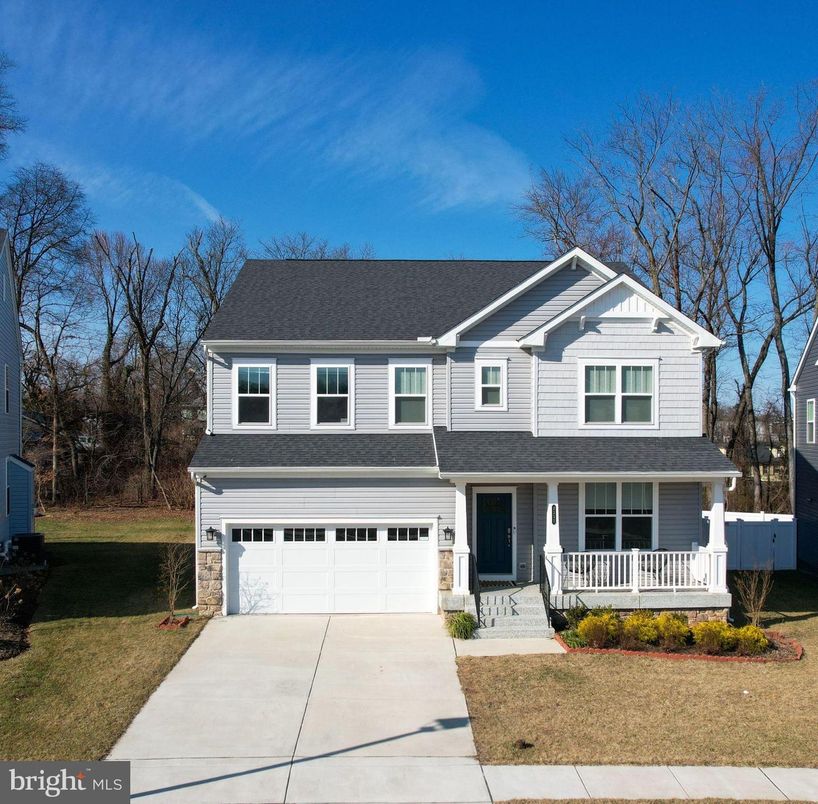 Attached, Exterior, Facade, Farmhouse