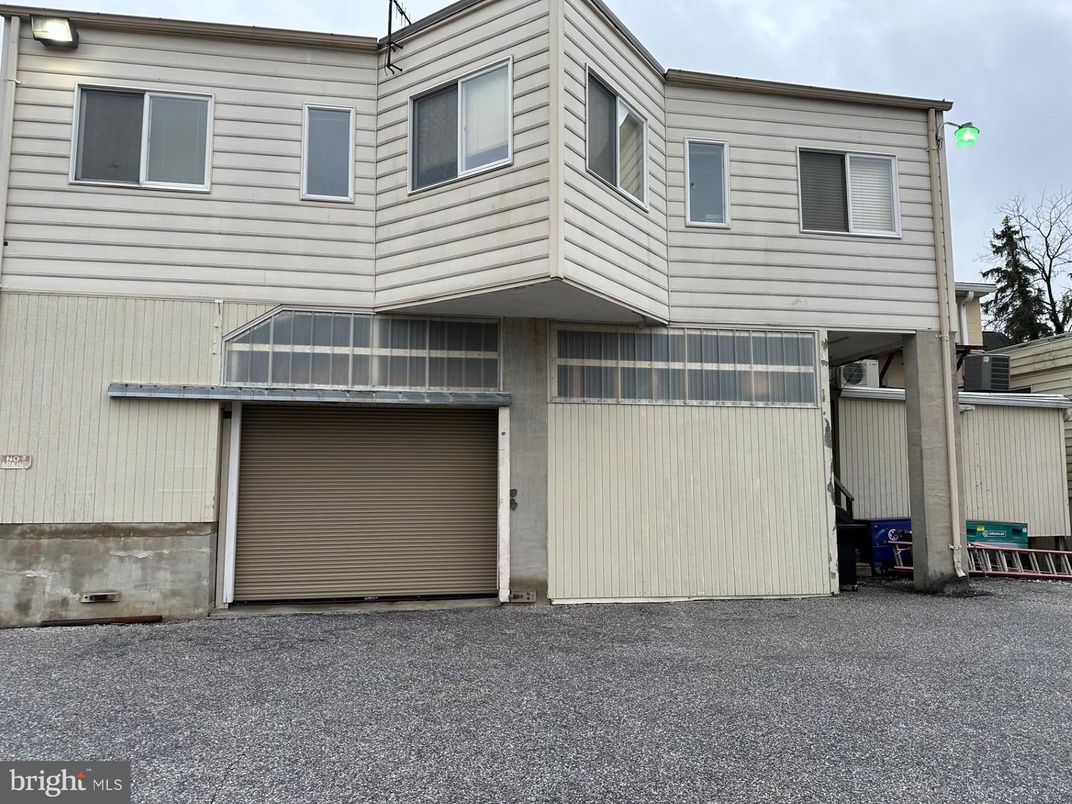 Attached, Exterior, Facade, Rowhouse