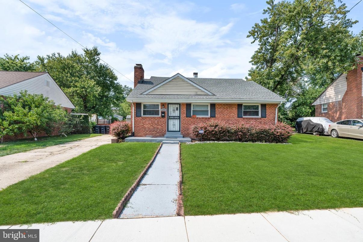 Exterior, Facade, Brick Facade, Cape Cod