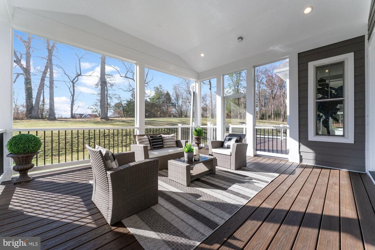Interior, Living room, Recessed Lighting, Sun Room, Wood Texture Flooring
